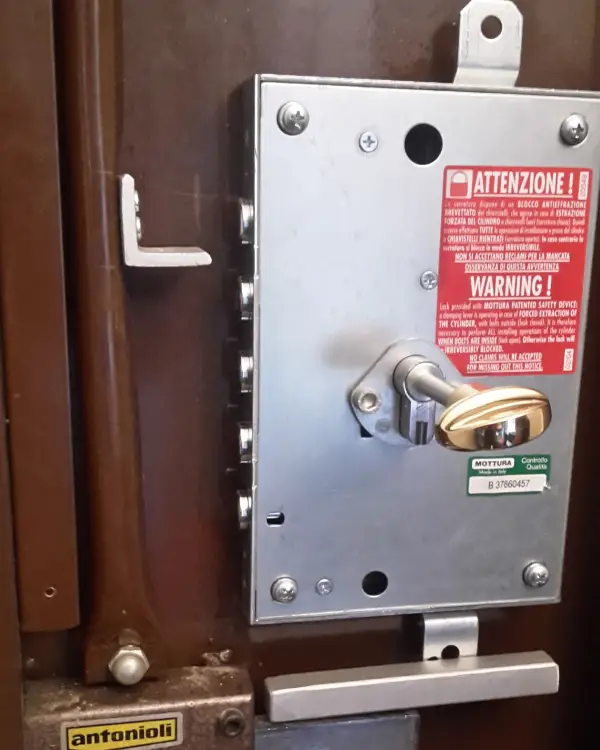 serratura per porta blindata banca